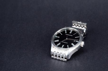 Hamilton Armbanduhr auf dunklen Hintergrund