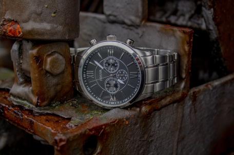Fossil Armbanduhr auf rostigen Stahlträger