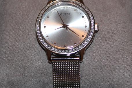 Guess Damen Armbanduhr auf Kissen